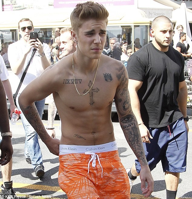 Justin Bieber cởi trần dạo phố, khoe đầy hình xăm - ảnh 5