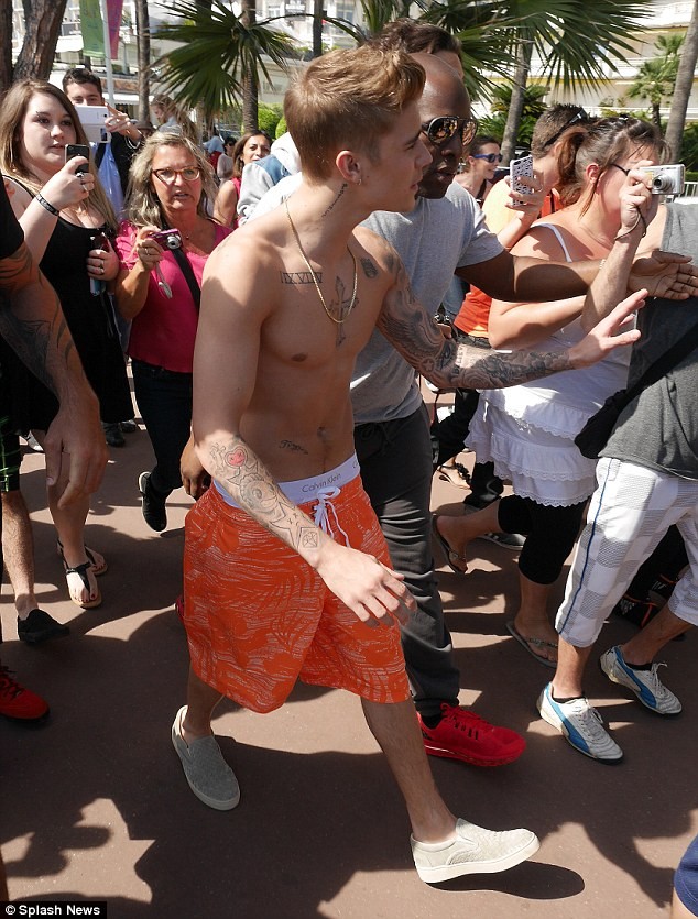 Justin Bieber cởi trần dạo phố, khoe đầy hình xăm - ảnh 6