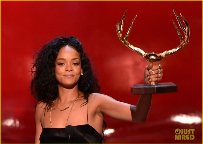 Rihanna đoạt giải “Người phụ nữ được khao khát nhất” 2014 - ảnh 4