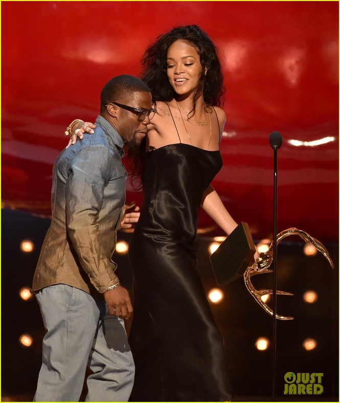 Rihanna đoạt giải “Người phụ nữ được khao khát nhất” 2014 - ảnh 6