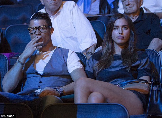 Irina Shayk ngủ gục trên vai Ronaldo khi xem đấm bốc - ảnh 2