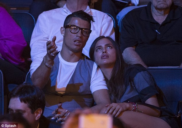 Irina Shayk ngủ gục trên vai Ronaldo khi xem đấm bốc - ảnh 4