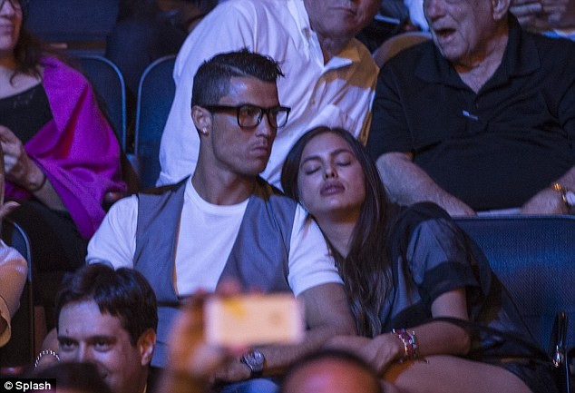 Irina Shayk ngủ gục trên vai Ronaldo khi xem đấm bốc - ảnh 5