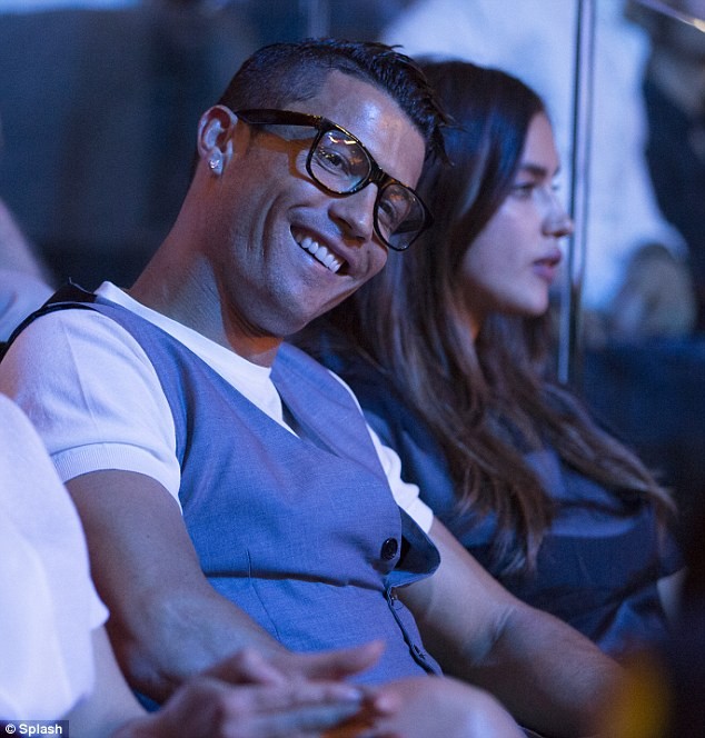 Irina Shayk ngủ gục trên vai Ronaldo khi xem đấm bốc - ảnh 3