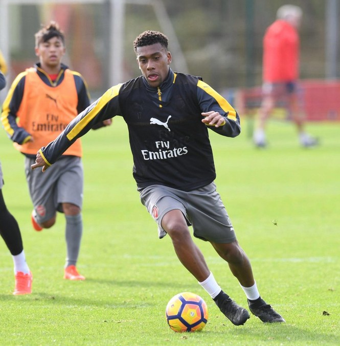 Hé lộ về ngôi sao 17 tuổi của Arsenal - ảnh 1
