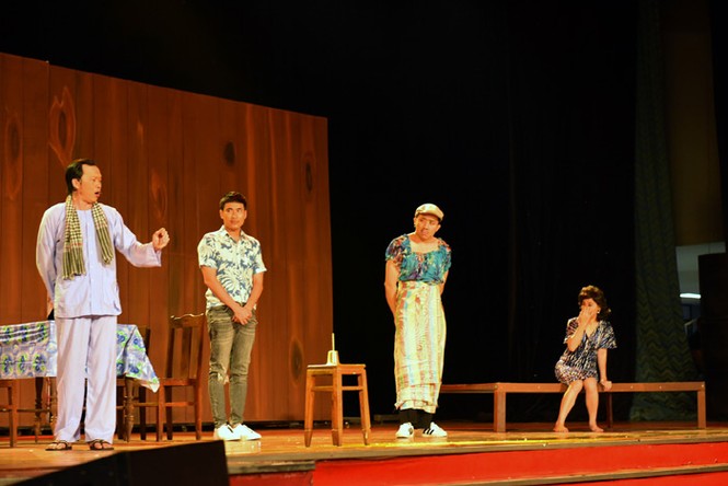 Hoài Linh gặp tai nạn trên sân khấu liveshow ‘Sui gia đối mặt’ - ảnh 1