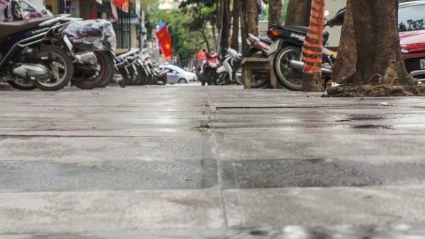 Hà Đông: Đá tự nhiên “bền 70 năm” mới lát đã vỡ - ảnh 10
