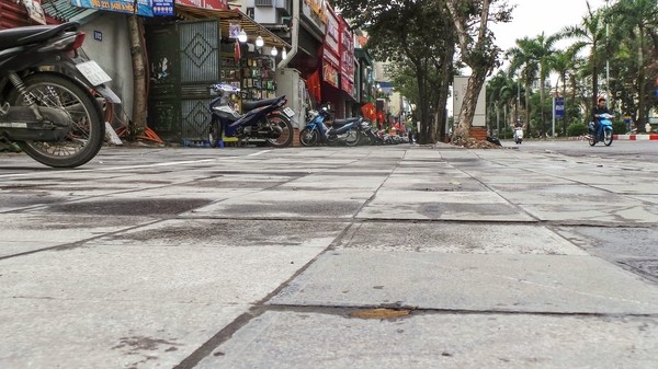 Hà Đông: Đá tự nhiên “bền 70 năm” mới lát đã vỡ - ảnh 11