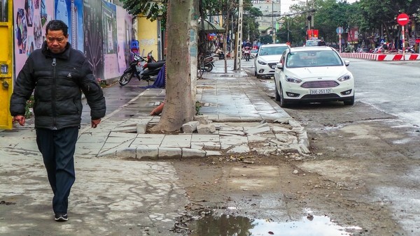 Hà Đông: Đá tự nhiên “bền 70 năm” mới lát đã vỡ - ảnh 1