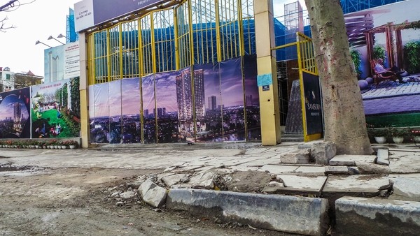 Hà Đông: Đá tự nhiên “bền 70 năm” mới lát đã vỡ - ảnh 3