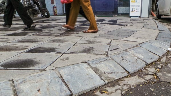 Hà Đông: Đá tự nhiên “bền 70 năm” mới lát đã vỡ - ảnh 6