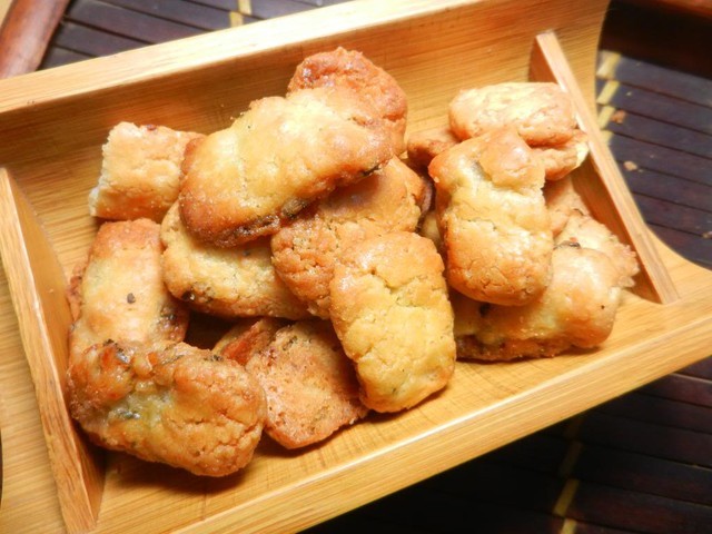 Hô biến bánh trung thu ế thành bánh kẹo 'xịn' - ảnh 1