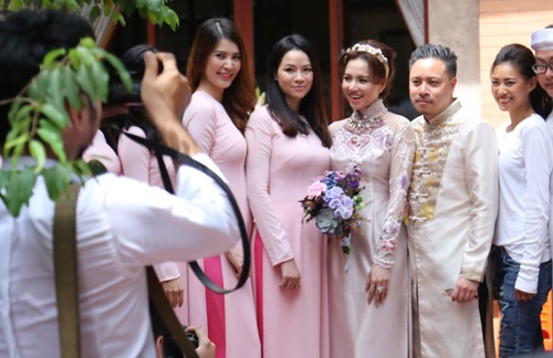 Victor Vũ diện áo dài, dùng xe mui trần đi hỏi cưới Đinh Ngọc Diệp - ảnh 10