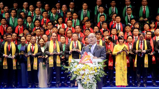 Tập đoàn Hoa Sen vào Top 10 Sao vàng đất Việt 2015 - ảnh 1