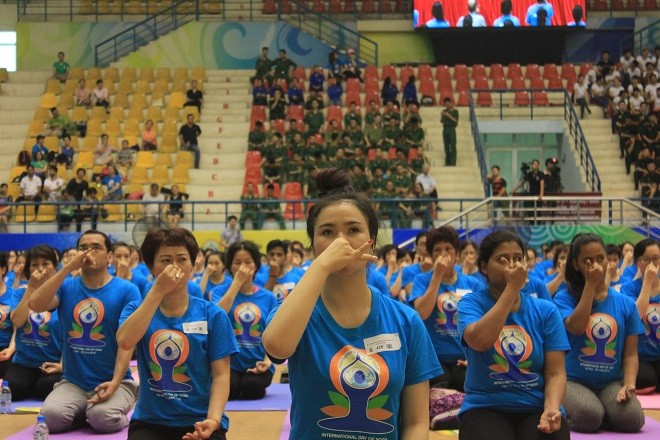Gần 2000 người tham dự ngày Quốc tế Yoga tại Hà Nội - ảnh 11