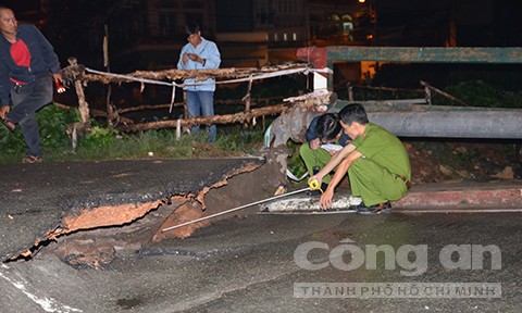 Sập mố cầu Tân Kỳ ở Sài Gòn, giao thông phong tỏa - ảnh 1