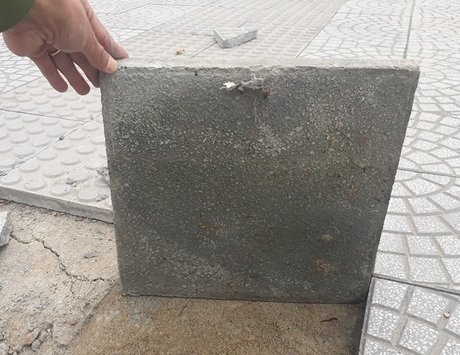 Gạch lát vỉa hè hư hỏng, bong tróc