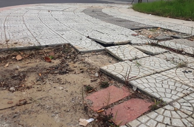 Gạch lát vỉa hè hư hỏng, bong tróc