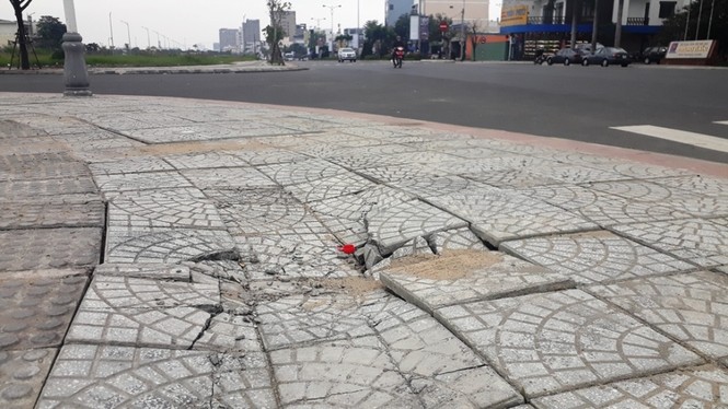 Gạch lát vỉa hè hư hỏng, bong tróc