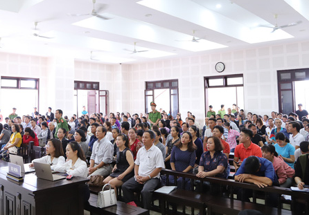 Hàng trăm khách hàng mua đất “đại náo” sân tòa vì chủ đầu tư vắng mặt - ảnh 1