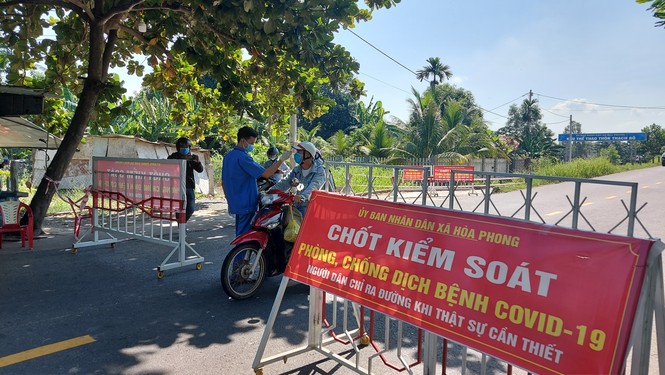 Kiểm soát chặt người ra vào thôn có bệnh nhân tử vong mới phát hiện mắc COVID-19 - ảnh 1