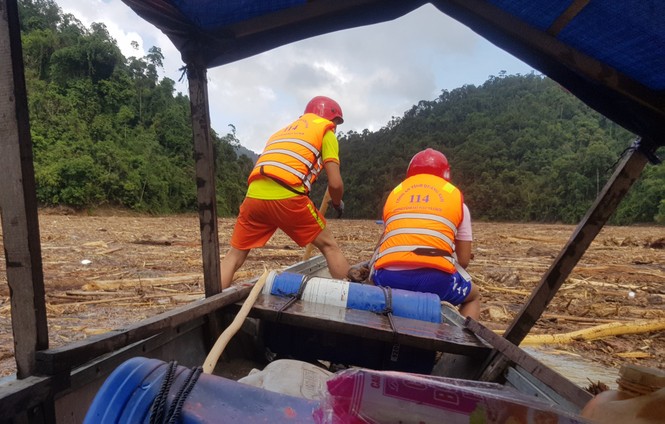 Tìm thi thể nạn nhân vụ sạt lở giữa lòng hồ thuỷ điện dày đặc cây rừng - ảnh 13