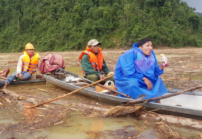 Tìm thi thể nạn nhân vụ sạt lở giữa lòng hồ thuỷ điện dày đặc cây rừng - ảnh 14