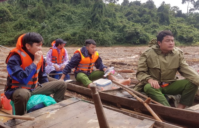 Tìm thi thể nạn nhân vụ sạt lở giữa lòng hồ thuỷ điện dày đặc cây rừng - ảnh 17