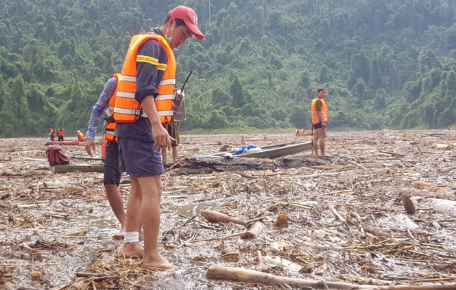 Tìm thi thể nạn nhân vụ sạt lở giữa lòng hồ thuỷ điện dày đặc cây rừng - ảnh 11