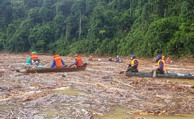 Tìm thi thể nạn nhân vụ sạt lở giữa lòng hồ thuỷ điện dày đặc cây rừng - ảnh 1