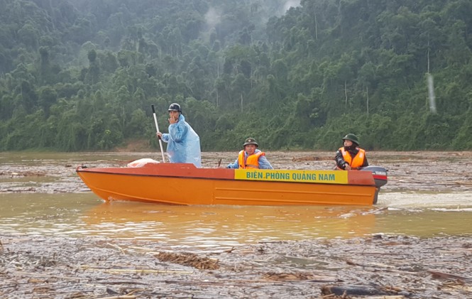 Tìm thi thể nạn nhân vụ sạt lở giữa lòng hồ thuỷ điện dày đặc cây rừng - ảnh 2