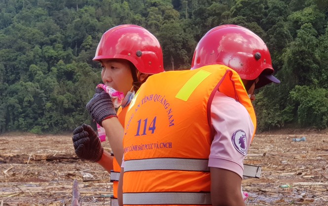 Tìm thi thể nạn nhân vụ sạt lở giữa lòng hồ thuỷ điện dày đặc cây rừng - ảnh 16