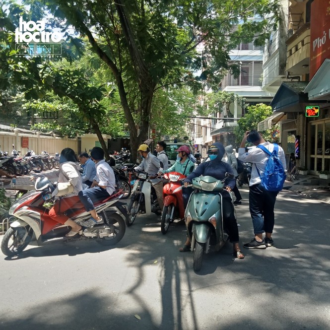 Đội nắng nóng đợi con thi vào 10, quả nhiên phải đến trường thi mới hiểu lòng cha mẹ! - ảnh 2