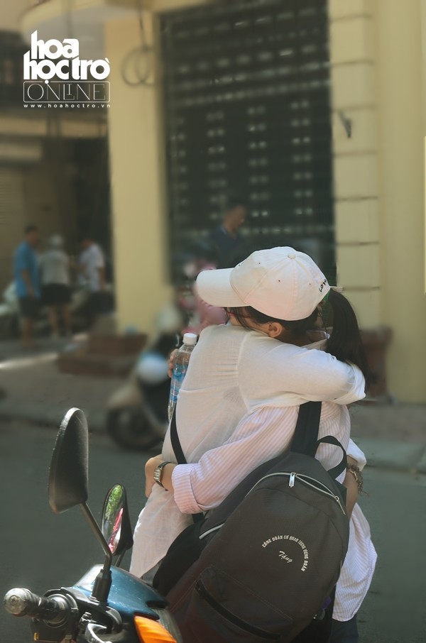Đội nắng nóng đợi con thi vào 10, quả nhiên phải đến trường thi mới hiểu lòng cha mẹ! - ảnh 1