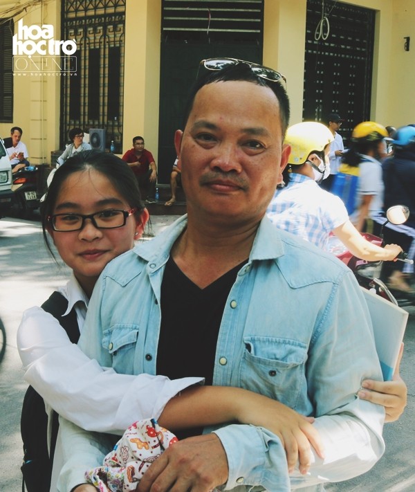Những khoảnh khắc đẹp của kỳ thi vào lớp 10: Sĩ tử đừng lo, mọi người đều sẽ tiếp sức! - ảnh 1