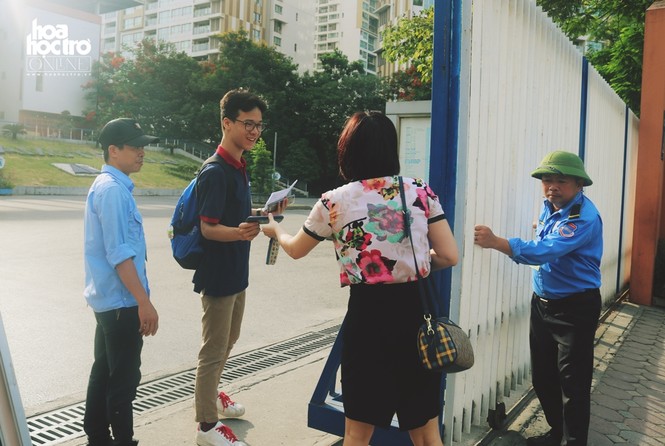Những khoảnh khắc đẹp của kỳ thi vào lớp 10: Sĩ tử đừng lo, mọi người đều sẽ tiếp sức! - ảnh 2