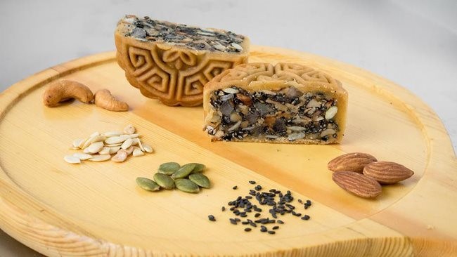 Bánh Trung Thu có lượng calo bằng 5 chiếc đùi gà, nên ăn như thế nào để