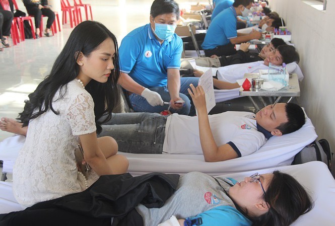 Xúc động trước những khoảnh khắc hiến máu cứu người trong hành trình Chủ Nhật Đỏ 2021 - ảnh 4
