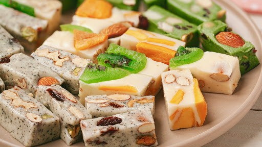 Món ngon ngày Tết: Những viên kẹo Nougat lạ miệng với bánh quy, dừa non và mứt quả khô - ảnh 3