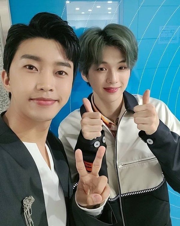 Kang Daniel xin chữ ký của một tân binh - ảnh 1
