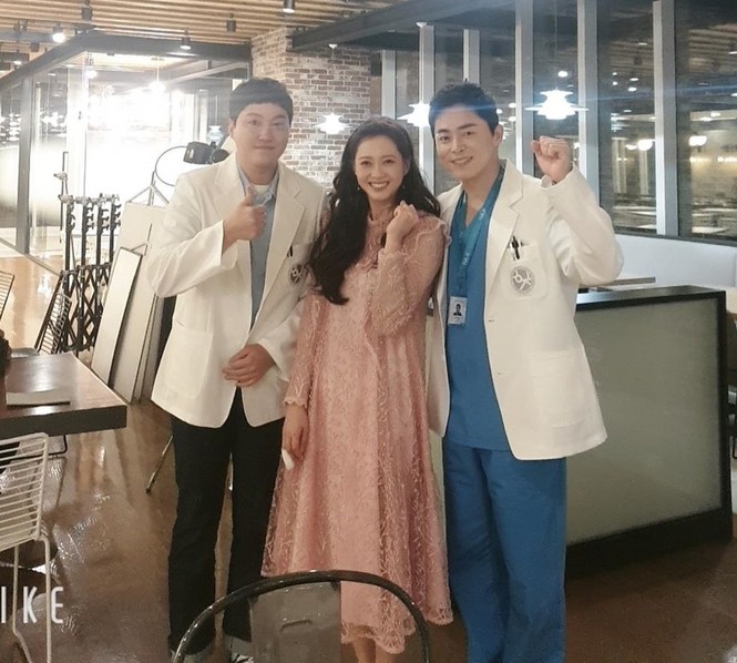 Sao Hàn 24H: Jennie và Lee Min Ho khoe cún cưng - ảnh 2