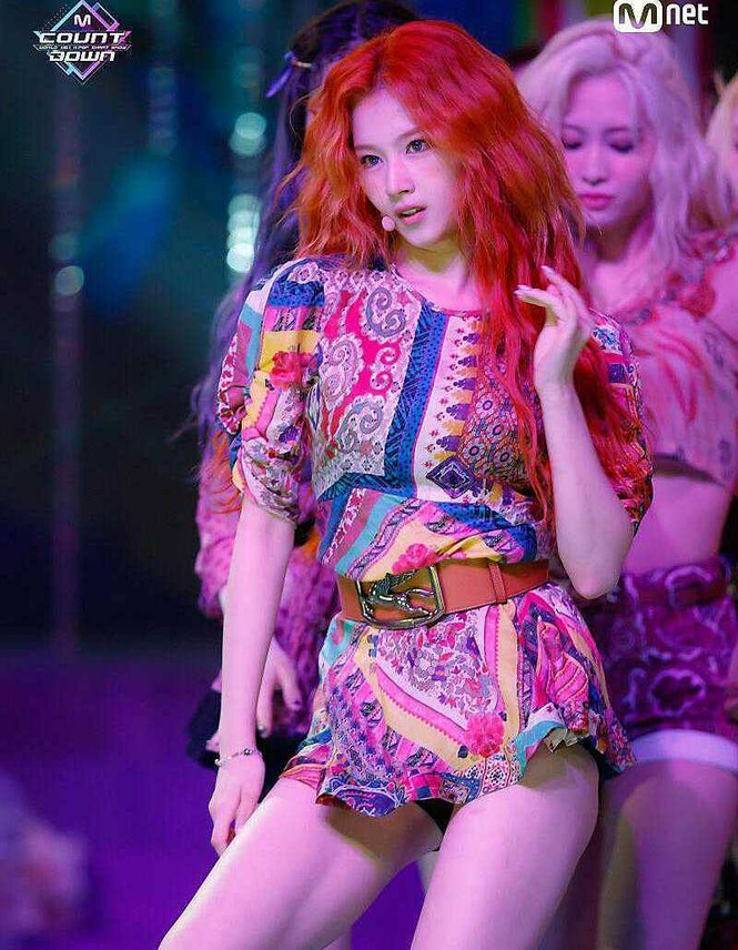 Tóc mới rất xinh, trình diễn rất đỉnh nhưng Sana (TWICE) mất điểm vì chiếc quần - ảnh 2