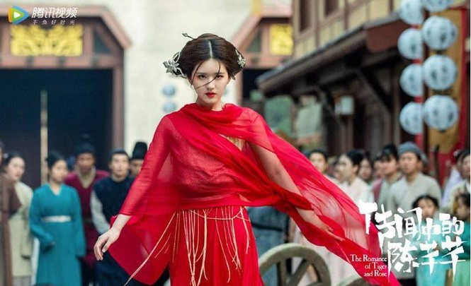 Đến cả mỹ nhân Triệu Lộ Tư cũng rơi vào cảnh “ảnh tự up” và “ảnh được tag” - ảnh 1