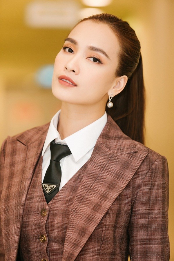 Ái Phương hóa soái tỷ cực cá tính, khoe luôn nhạc phim “Bằng Chứng Vô Hình” - ảnh 3