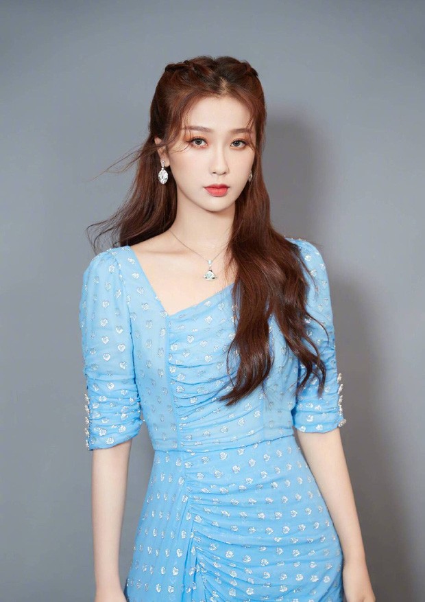 Là tiểu thư nhà giàu còn ham nhận đồ miễn phí: Ngu Thư Hân bị chê “vô duyên” - ảnh 1