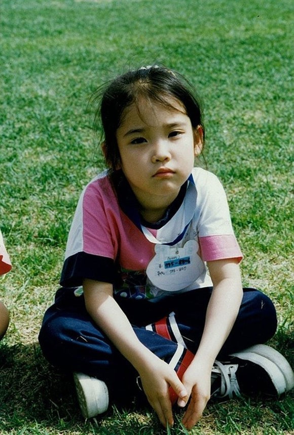 Jang Won Young (IZ*ONE) lộ ảnh thời thơ ấu, có lẽ nào đụng dao kéo từ rất sớm? - ảnh 1