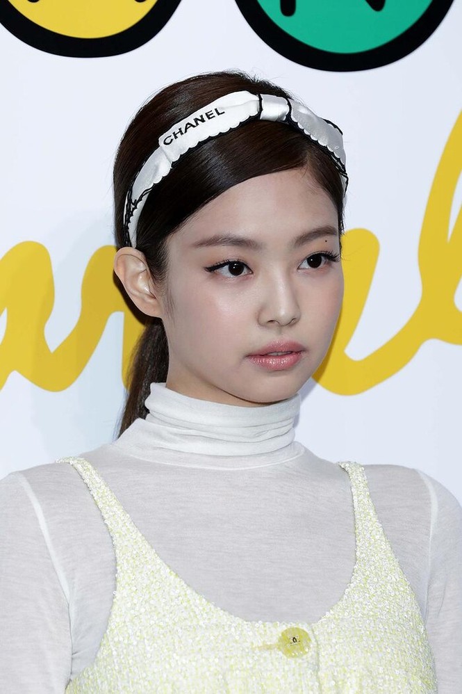 “Thánh tái chế” Jennie (BLACKPINK): Một sợi ruy băng gói quà biến thành đủ kiểu phụ kiện làm đẹp - ảnh 4