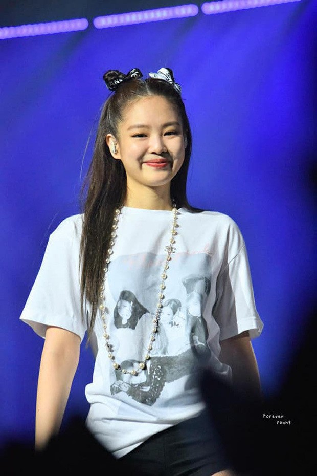 “Thánh tái chế” Jennie (BLACKPINK): Một sợi ruy băng gói quà biến thành đủ kiểu phụ kiện làm đẹp - ảnh 6