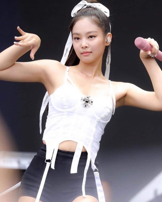 “Thánh tái chế” Jennie (BLACKPINK): Một sợi ruy băng gói quà biến thành đủ kiểu phụ kiện làm đẹp - ảnh 3