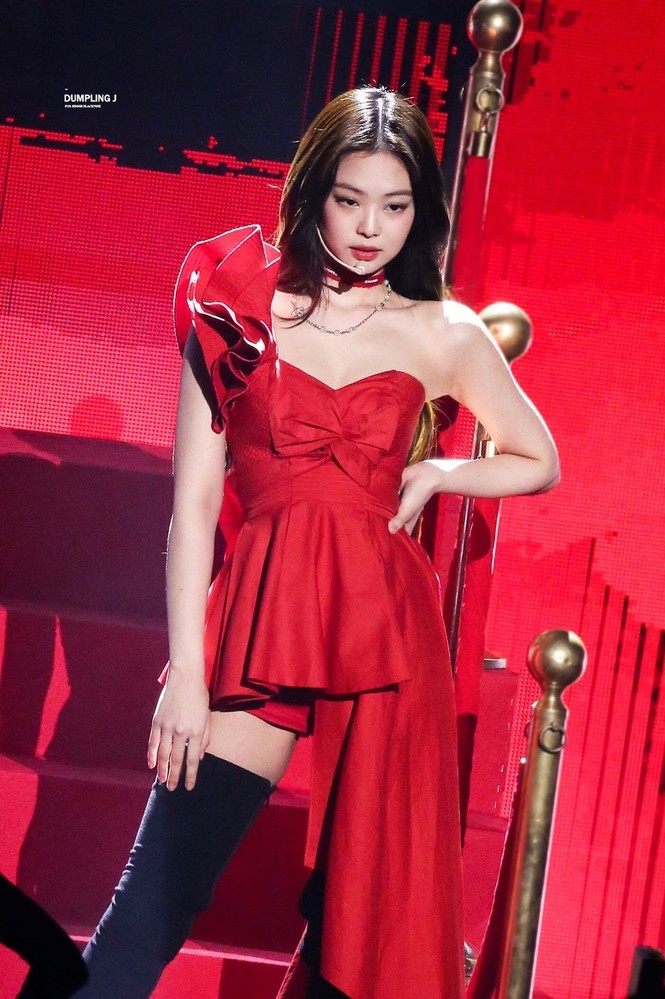 “Thánh tái chế” Jennie (BLACKPINK): Một sợi ruy băng gói quà biến thành đủ kiểu phụ kiện làm đẹp - ảnh 7